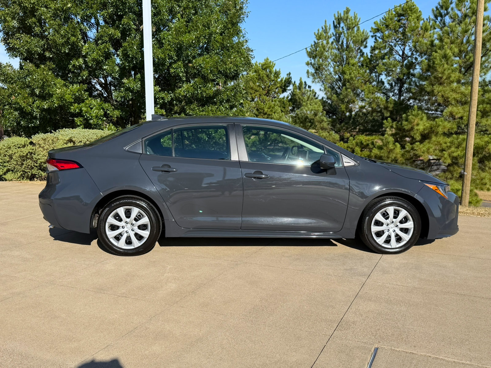 Used 2025 Toyota Corolla LE FWD image 7
