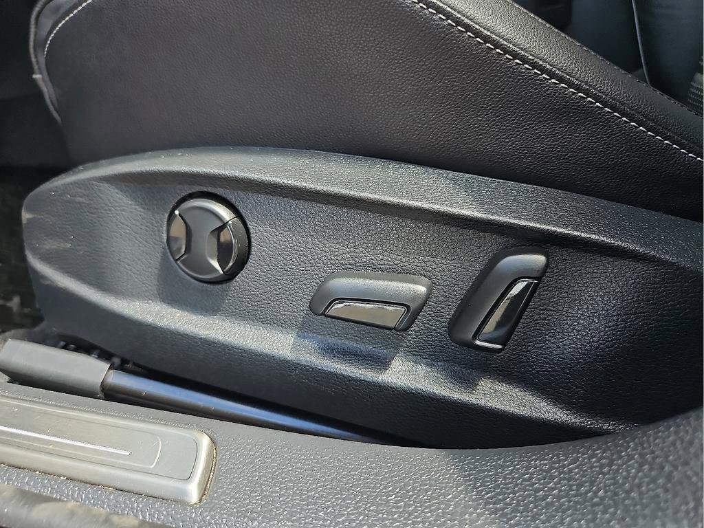 Used 2018 Volkswagen Golf R 4-Door AWD/4WD image 12