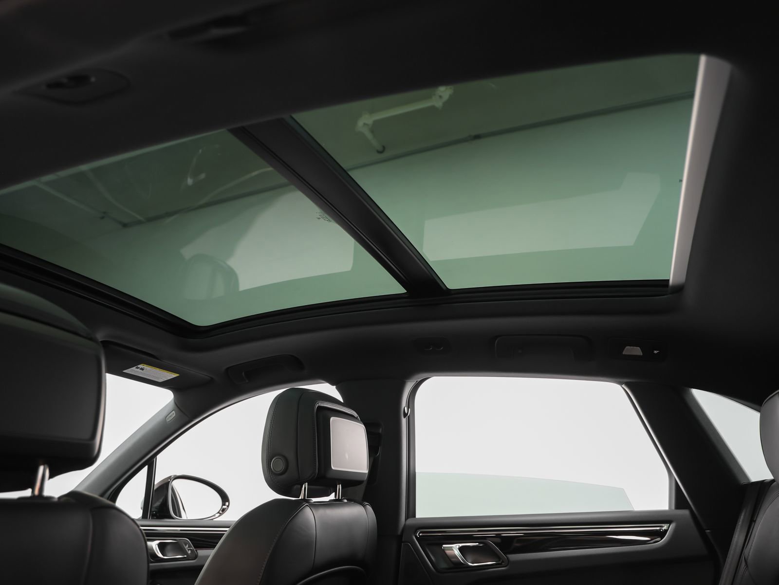 Certified 2025 Porsche Macan AWD/4WD image 40