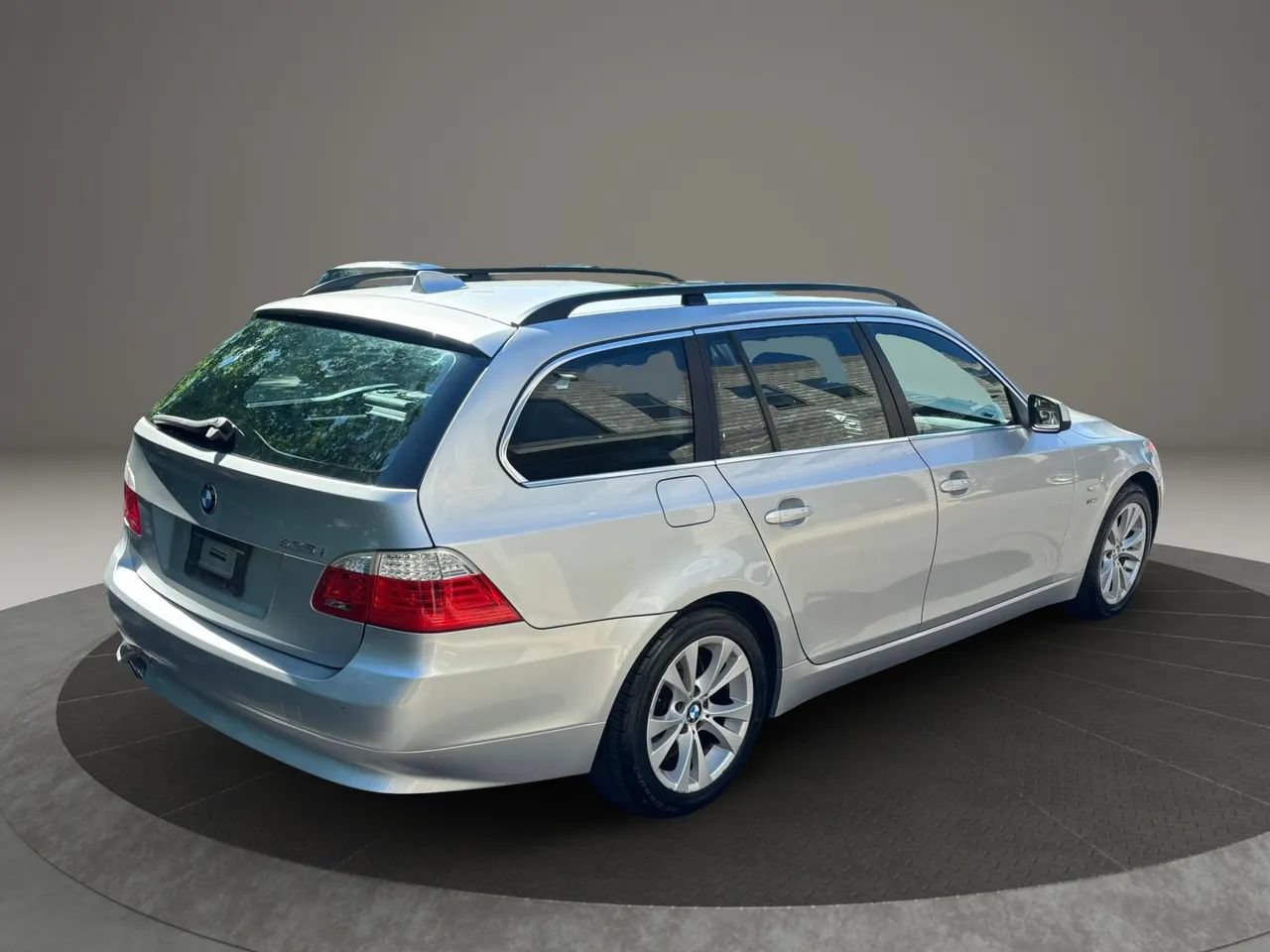Used 2010 BMW 535i xDrive Wagon AWD/4WD image 11