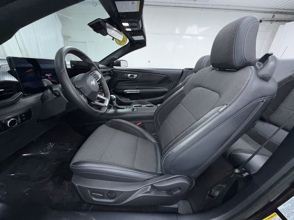 Used 2024 Ford Mustang Convertible image 3