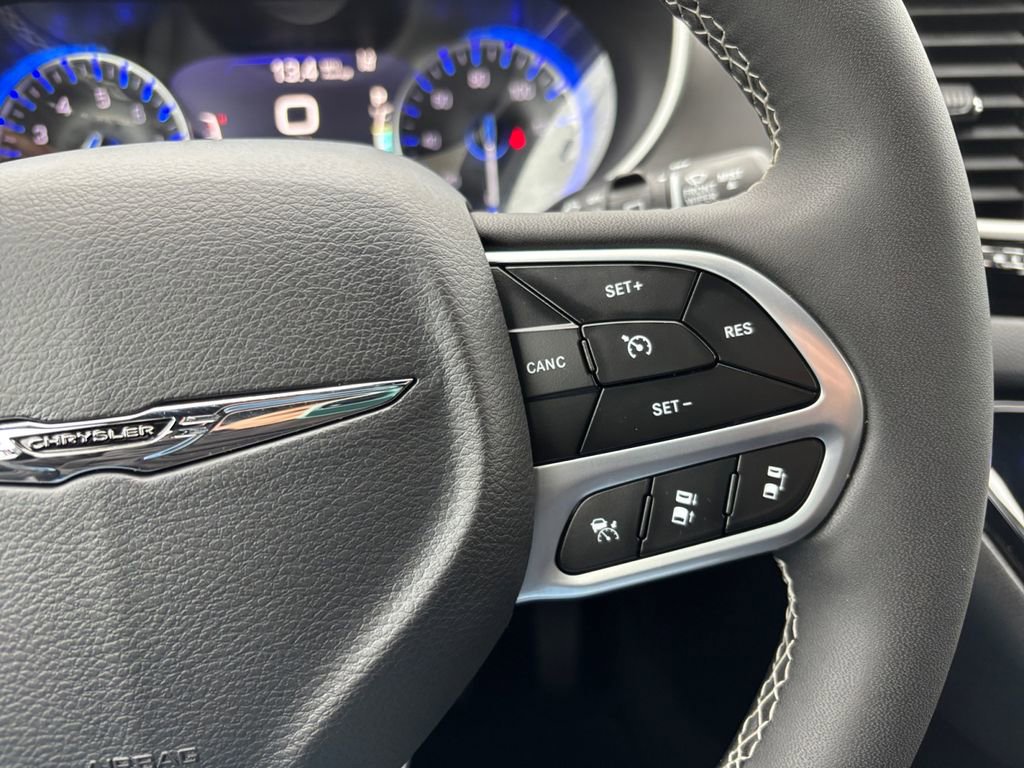 Used 2025 Chrysler Pacifica Select image 19