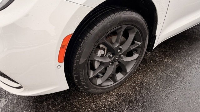 Used 2023 Chrysler Pacifica Limited w/ Uconnect Theater Family Group image 9