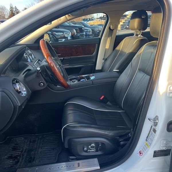 Used 2019 Jaguar XJ R-Sport image 3