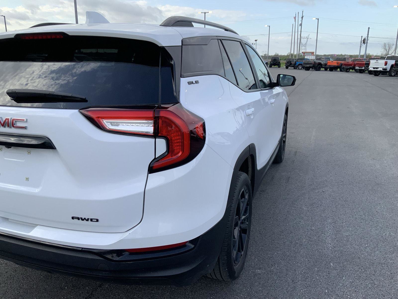 Used 2022 GMC Terrain SLE w/ Elevation Edition image 16