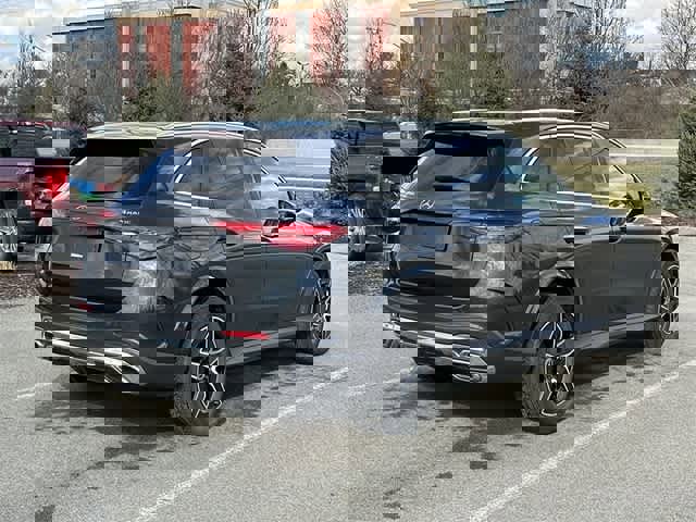 Used 2025 Mercedes-Benz GLC 300 4MATIC image 31