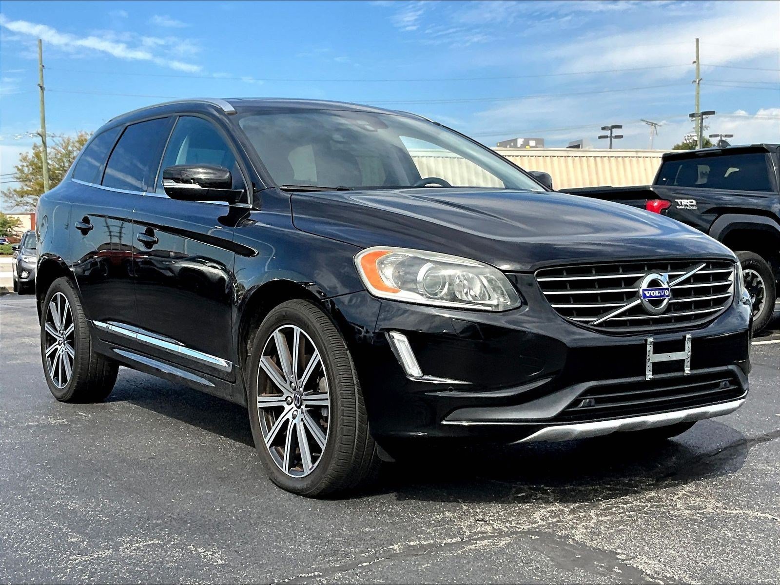 Used 2017 Volvo XC60 T6 Inscription w/ Climate Package AWD/4WD image 3