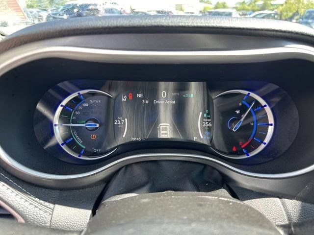 Used 2023 Chrysler Pacifica Touring-L FWD image 17
