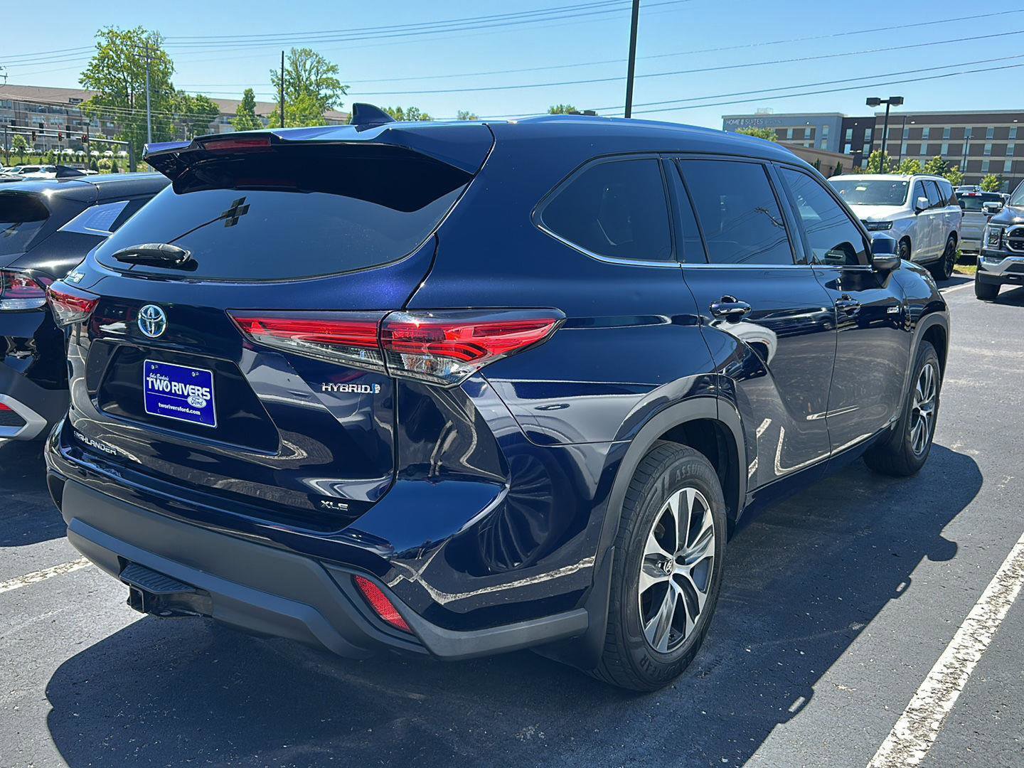 Used 2020 Toyota Highlander XLE AWD/4WD image 3