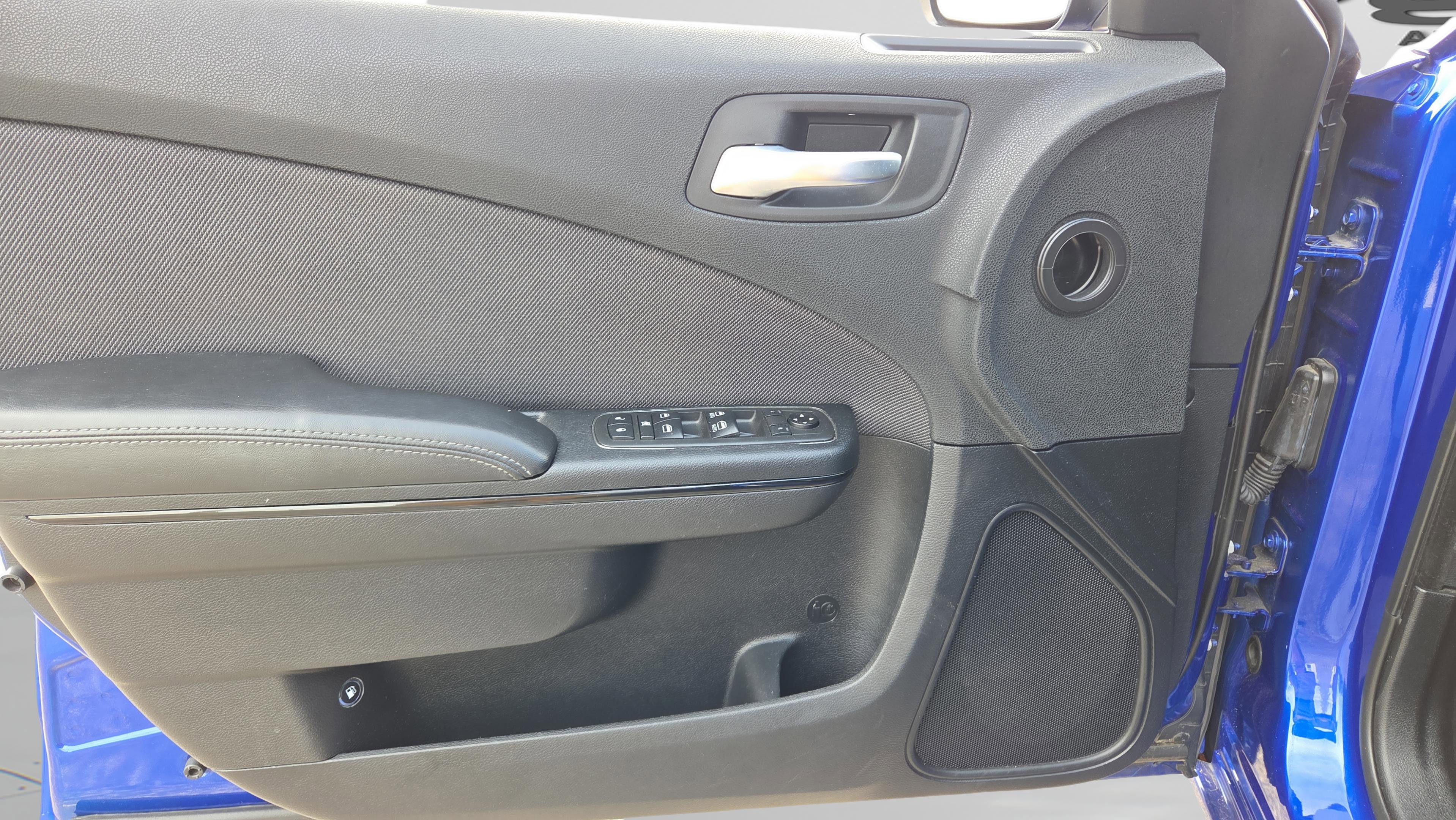 Used 2018 Dodge Charger SXT w/ Blacktop Package RWD image 17