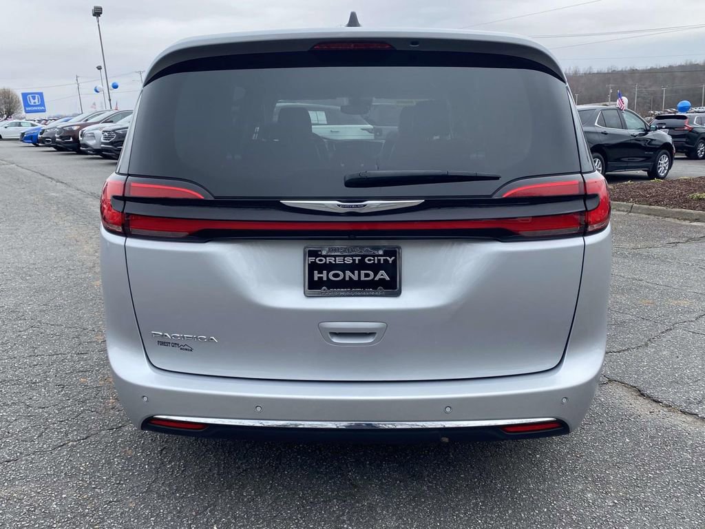 Used 2024 Chrysler Pacifica Touring-L image 4