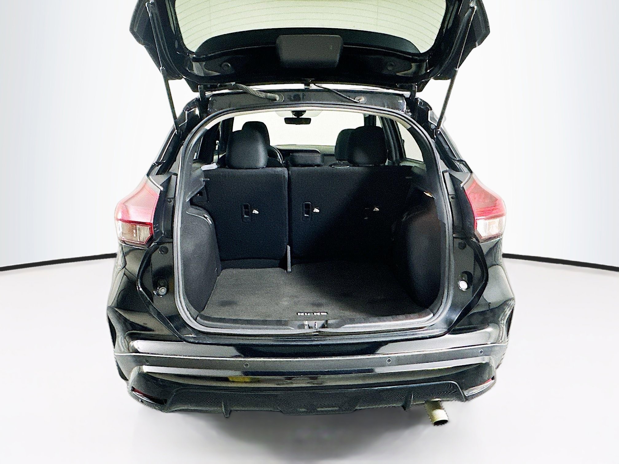 Used 2023 Nissan Kicks SR w/ Interior Electronics Package FWD image 26
