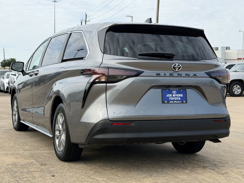 Used 2026 Toyota Sienna LE FWD image 7