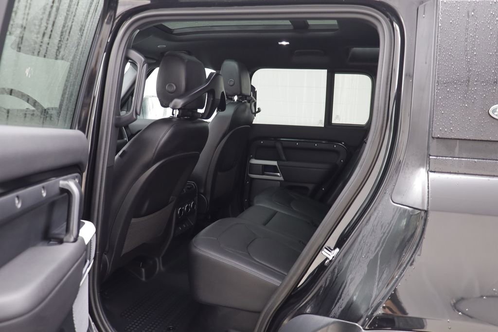 Used 2024 Land Rover Defender 110 SE image 15
