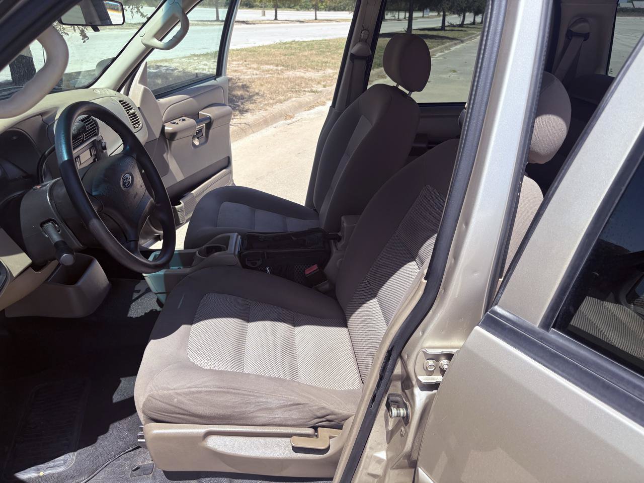 Used 2004 Ford Explorer Sport Trac 2WD image 46