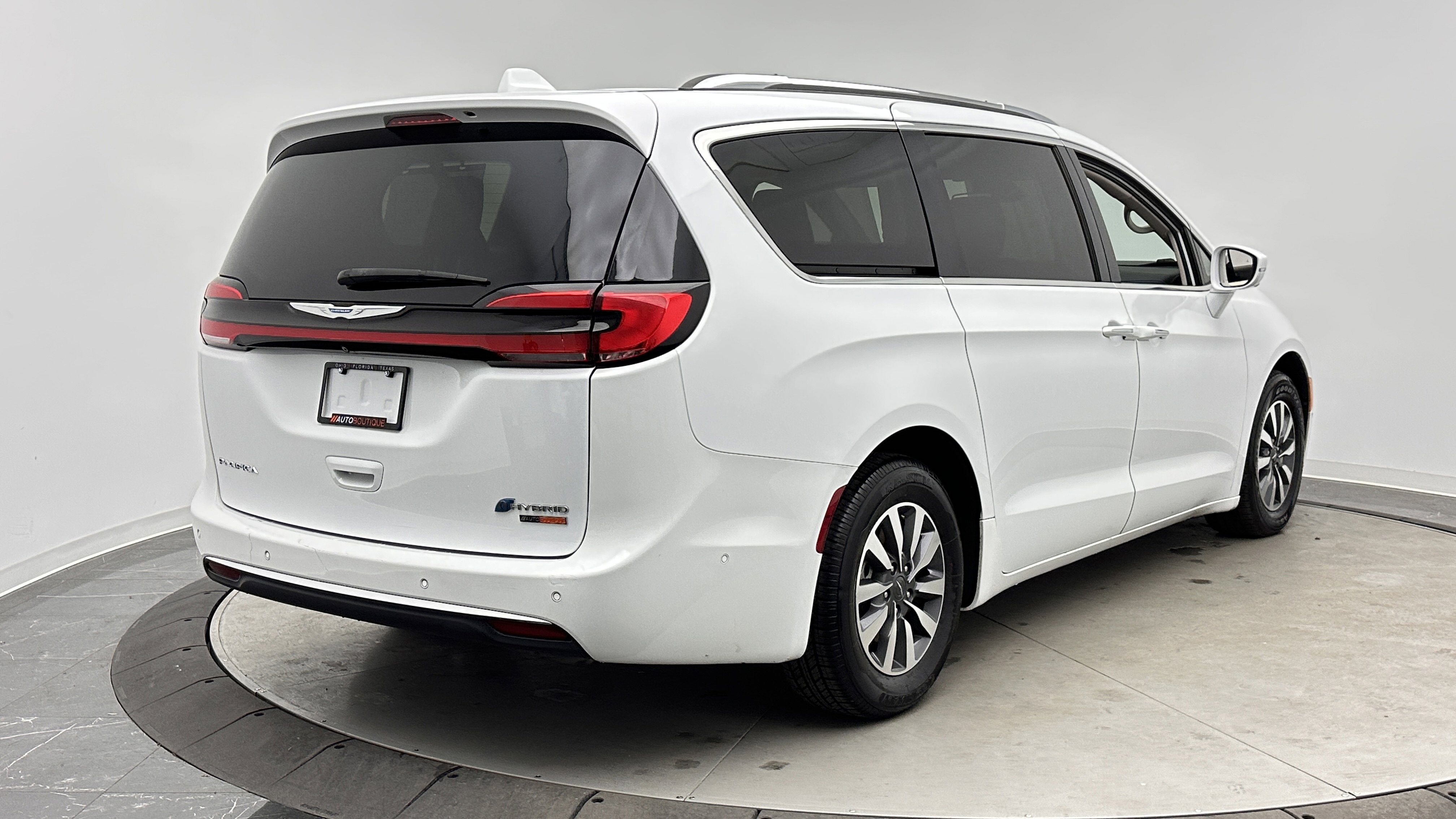 Used 2021 Chrysler Pacifica Touring-L FWD image 8