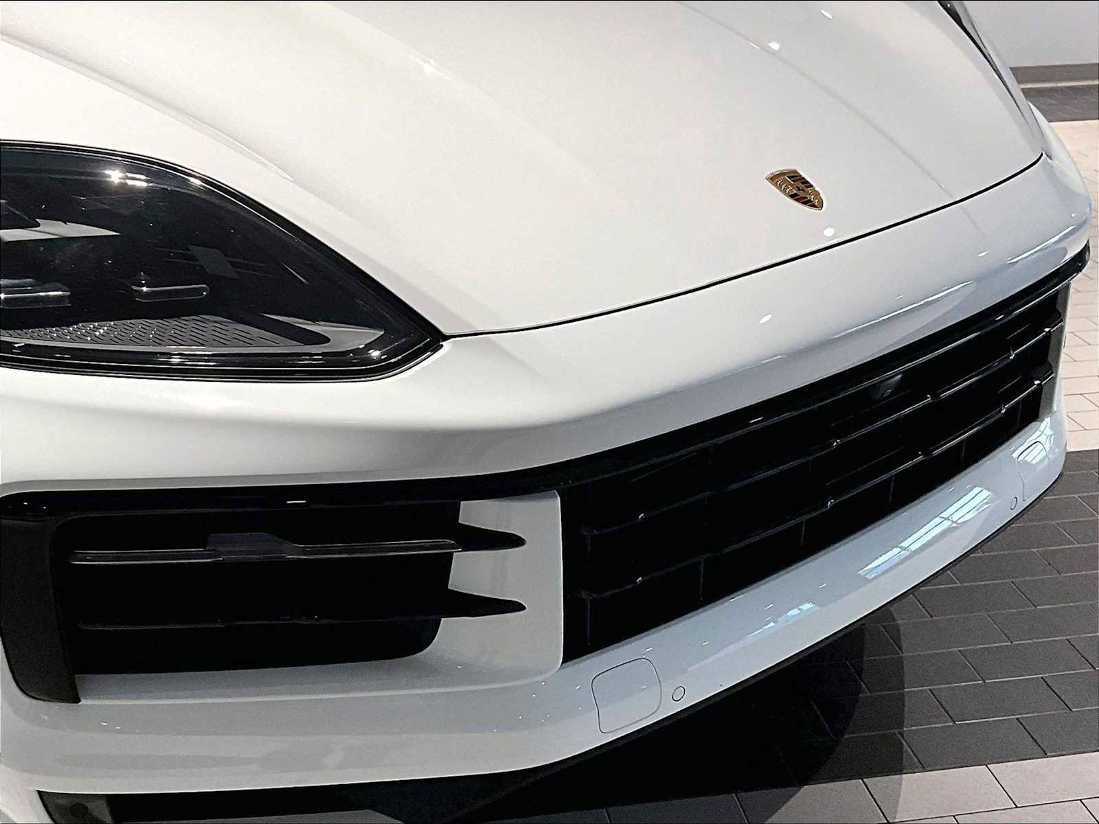 Used 2025 Porsche Cayenne Coupe image 32