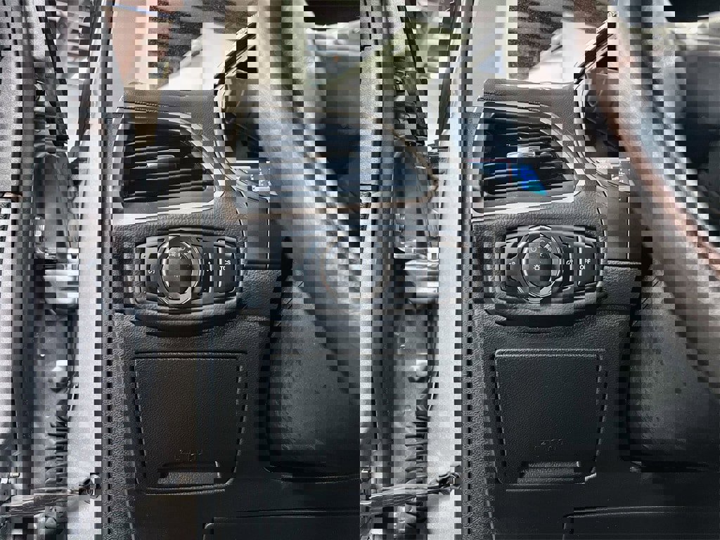 Used 2024 Ford Edge SEL image 13