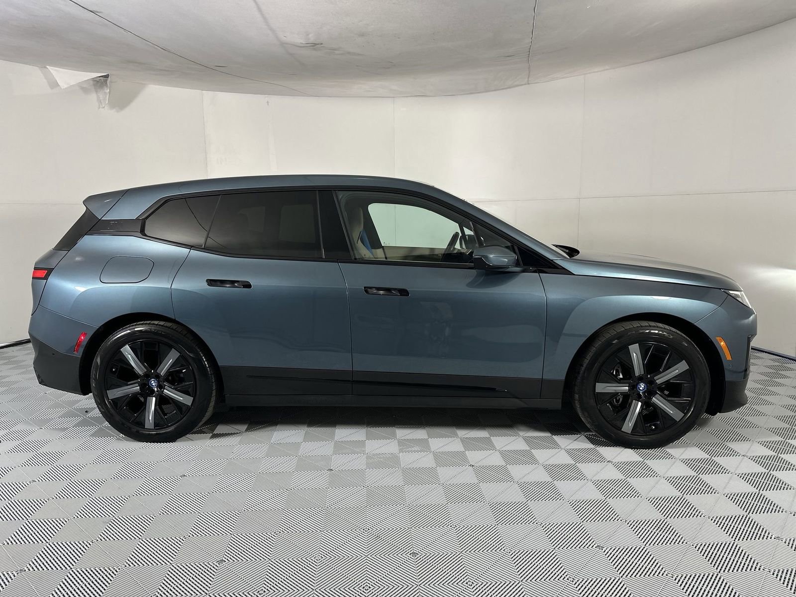 Used 2022 BMW iX xDrive50 w/ Premium Package image 9