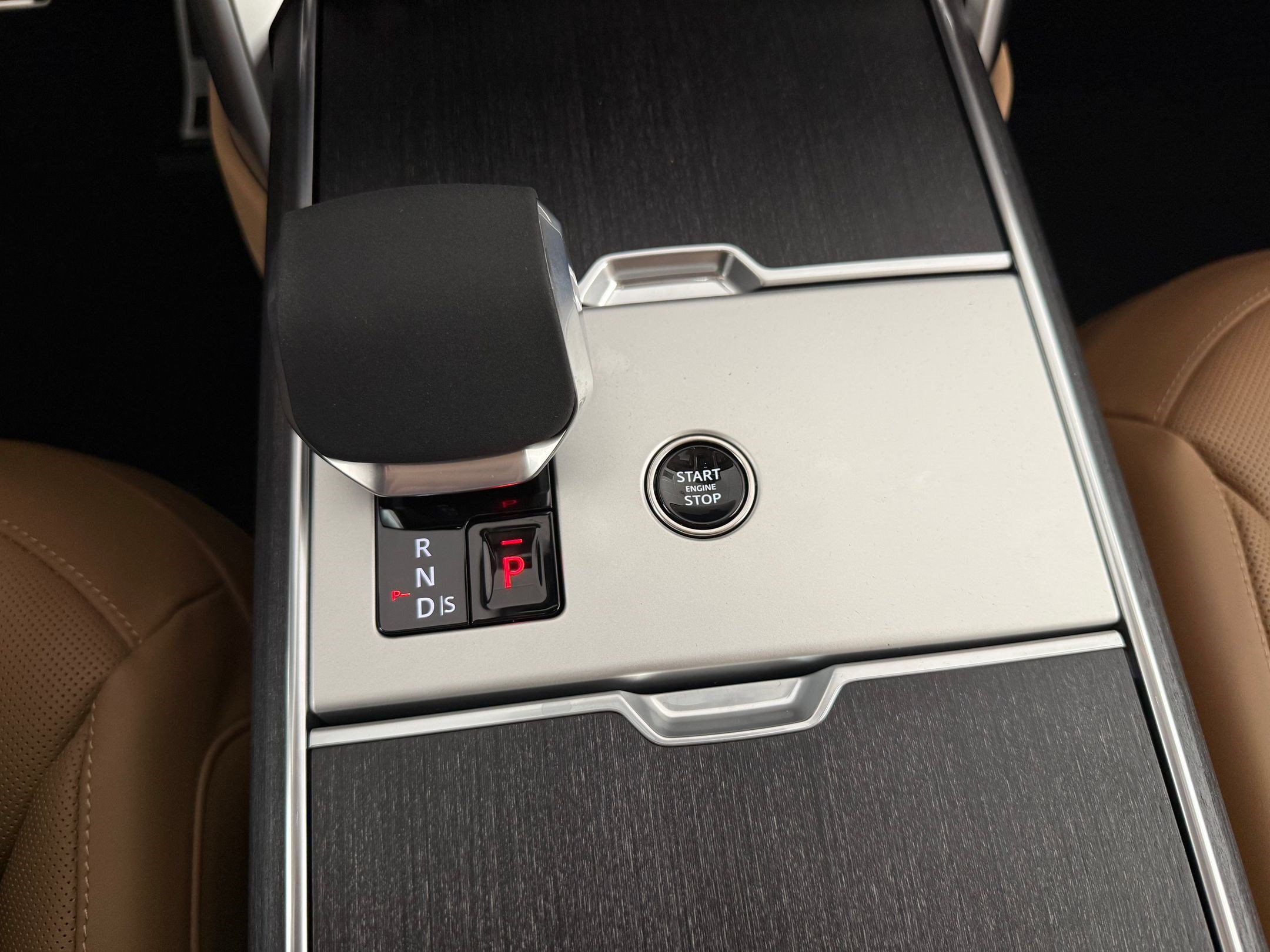 New 2026 Land Rover Range Rover Long Wheelbase SE AWD/4WD image 17