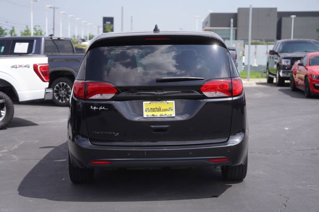 Used 2019 Chrysler Pacifica Touring Plus w/ S Appearance Package FWD image 7