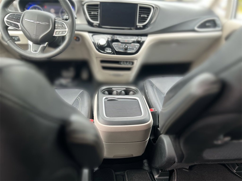 Used 2024 Chrysler Pacifica Touring-L image 21