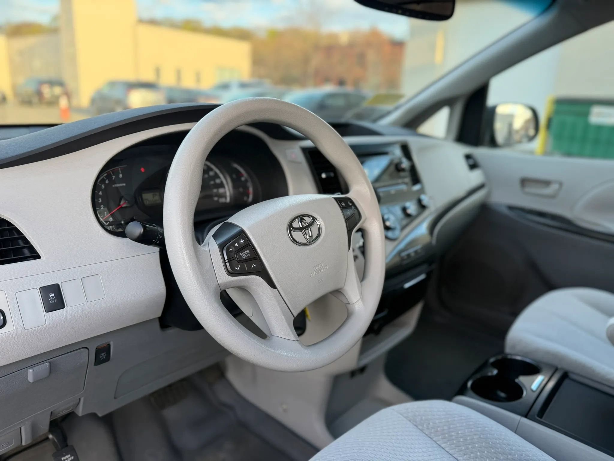 Used 2011 Toyota Sienna LE w/ Towing Pkg FWD image 14