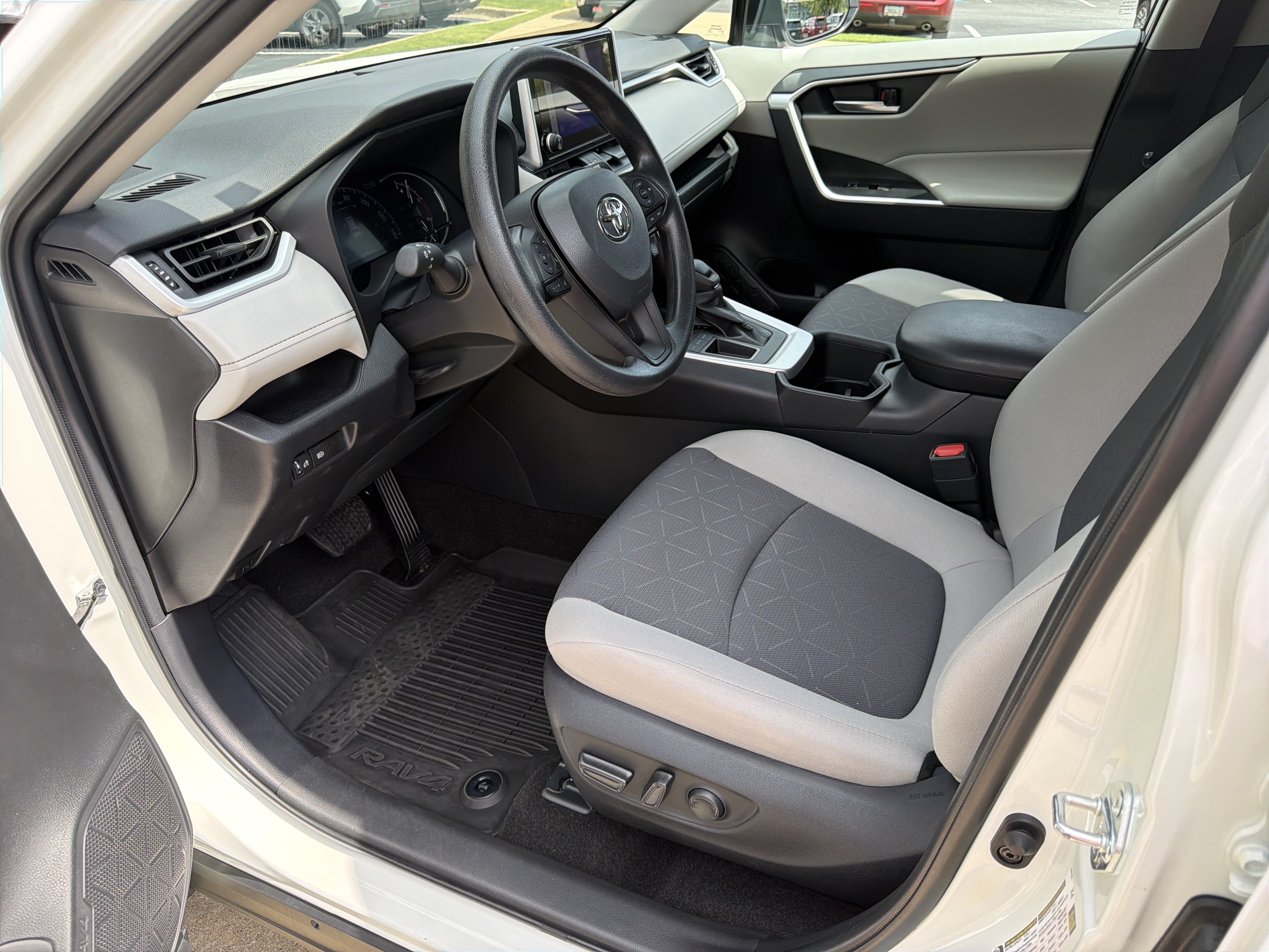 Used 2024 Toyota RAV4 XLE FWD image 9