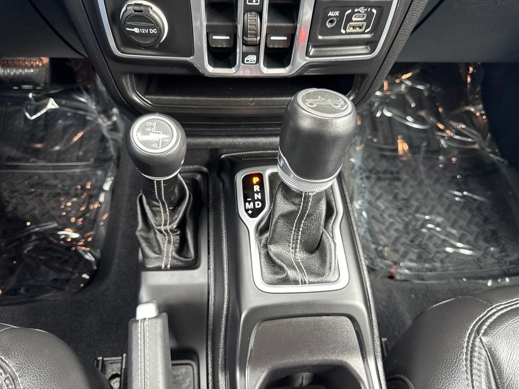 Used 2018 Jeep Wrangler Unlimited Sahara w/ Cold Weather Group AWD/4WD image 19