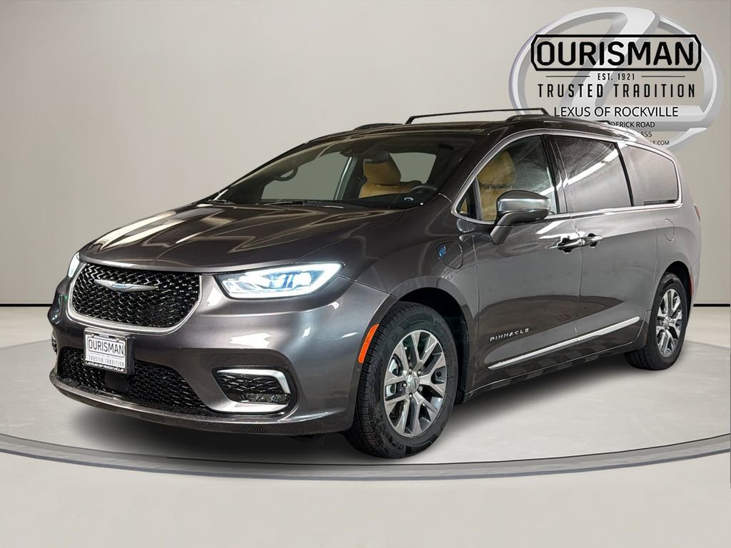 Used 2021 Chrysler Pacifica Pinnacle FWD image 2