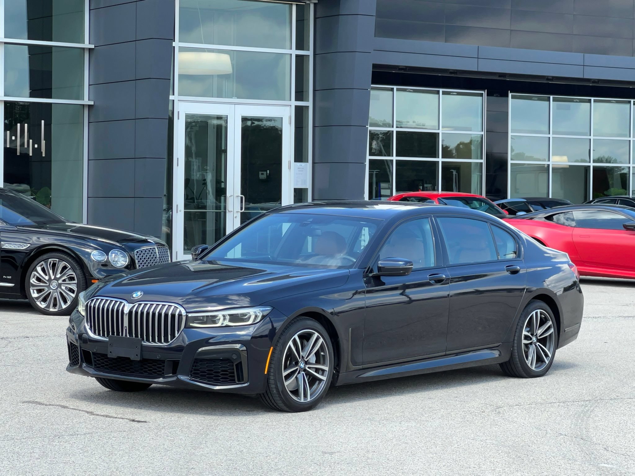 Used 2022 BMW 750i xDrive w/ Executive Package AWD/4WD image 2