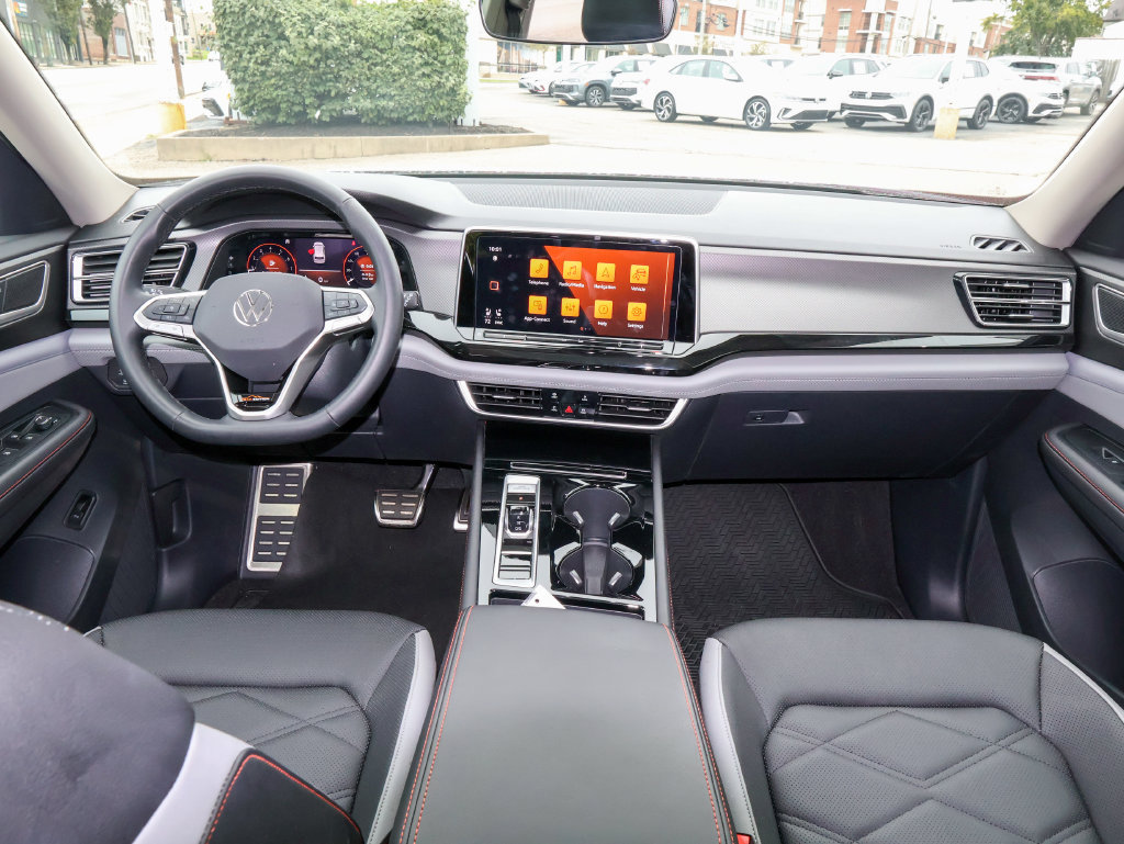Certified 2025 Volkswagen Atlas Peak Edition SE AWD/4WD image 19