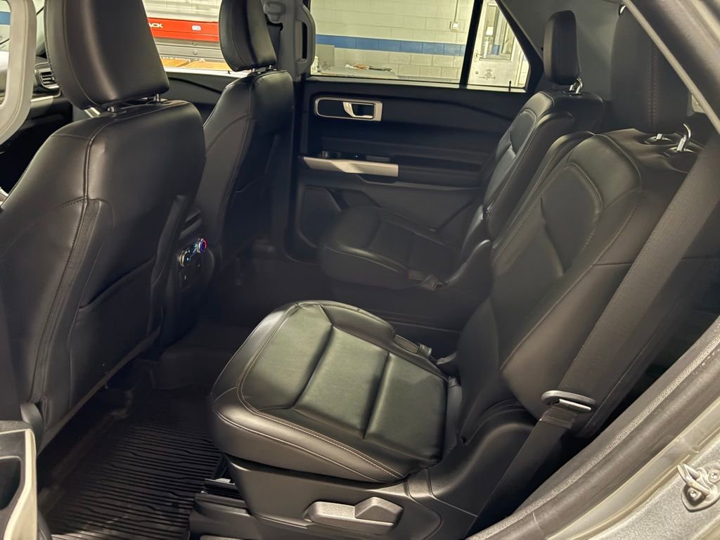 Used 2022 Ford Explorer XLT w/ Equipment Group 202A AWD/4WD image 24