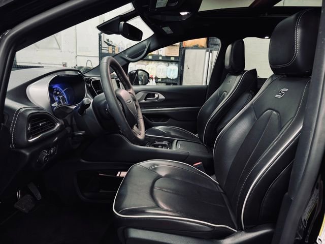 Used 2025 Chrysler Pacifica Limited image 17