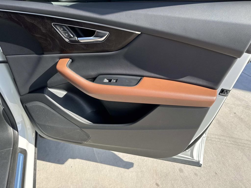 Used 2023 Audi Q8 Premium image 19