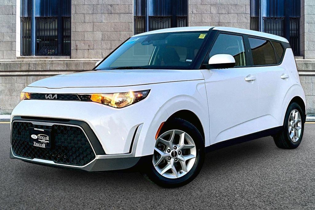 Used 2023 Kia Soul LX w/ LX Technology Package image 2