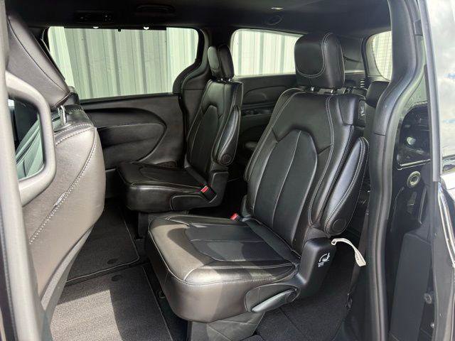 Used 2026 Chrysler Pacifica Select image 6