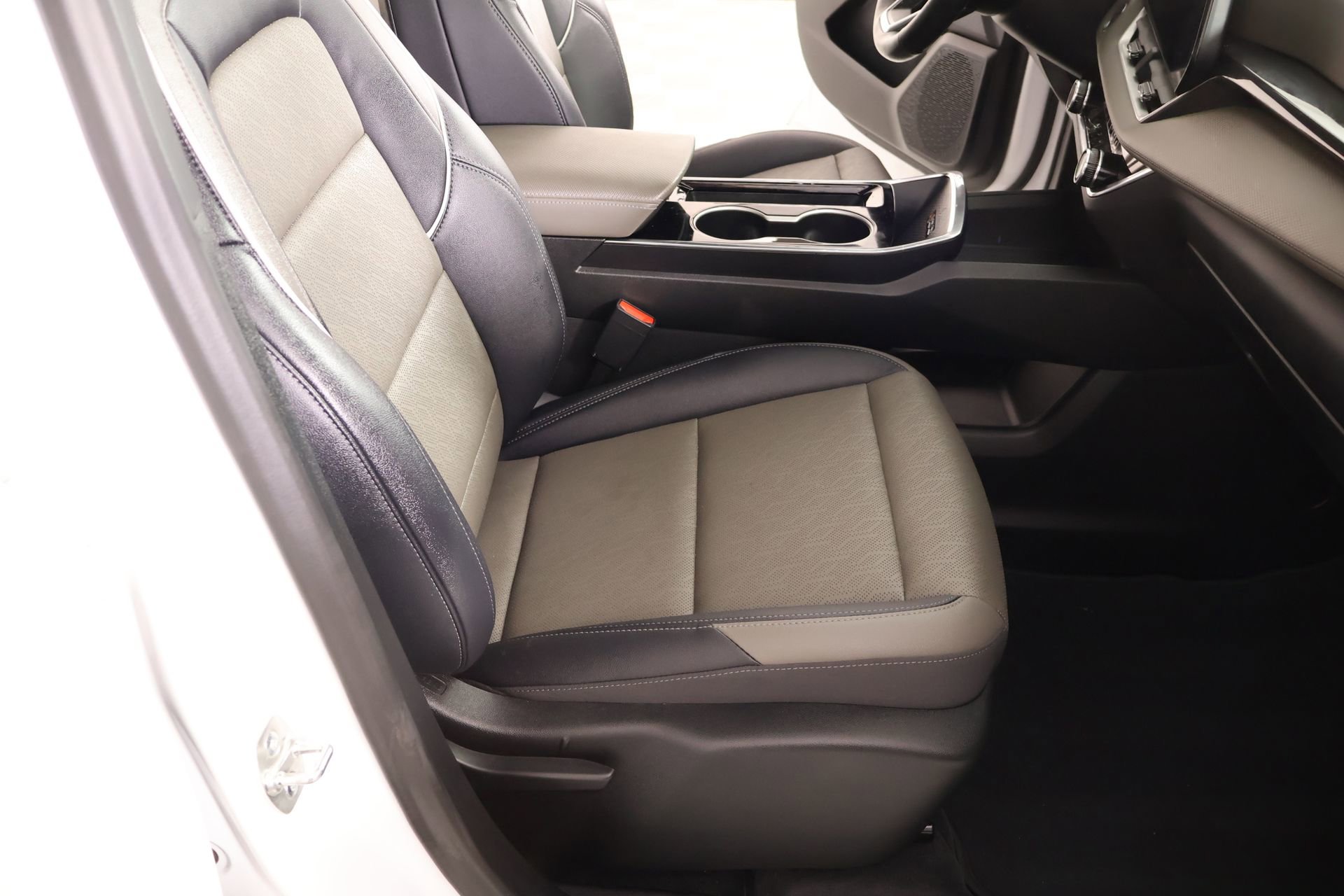 Used 2025 Chevrolet Equinox LT w/ Convenience Package II image 12