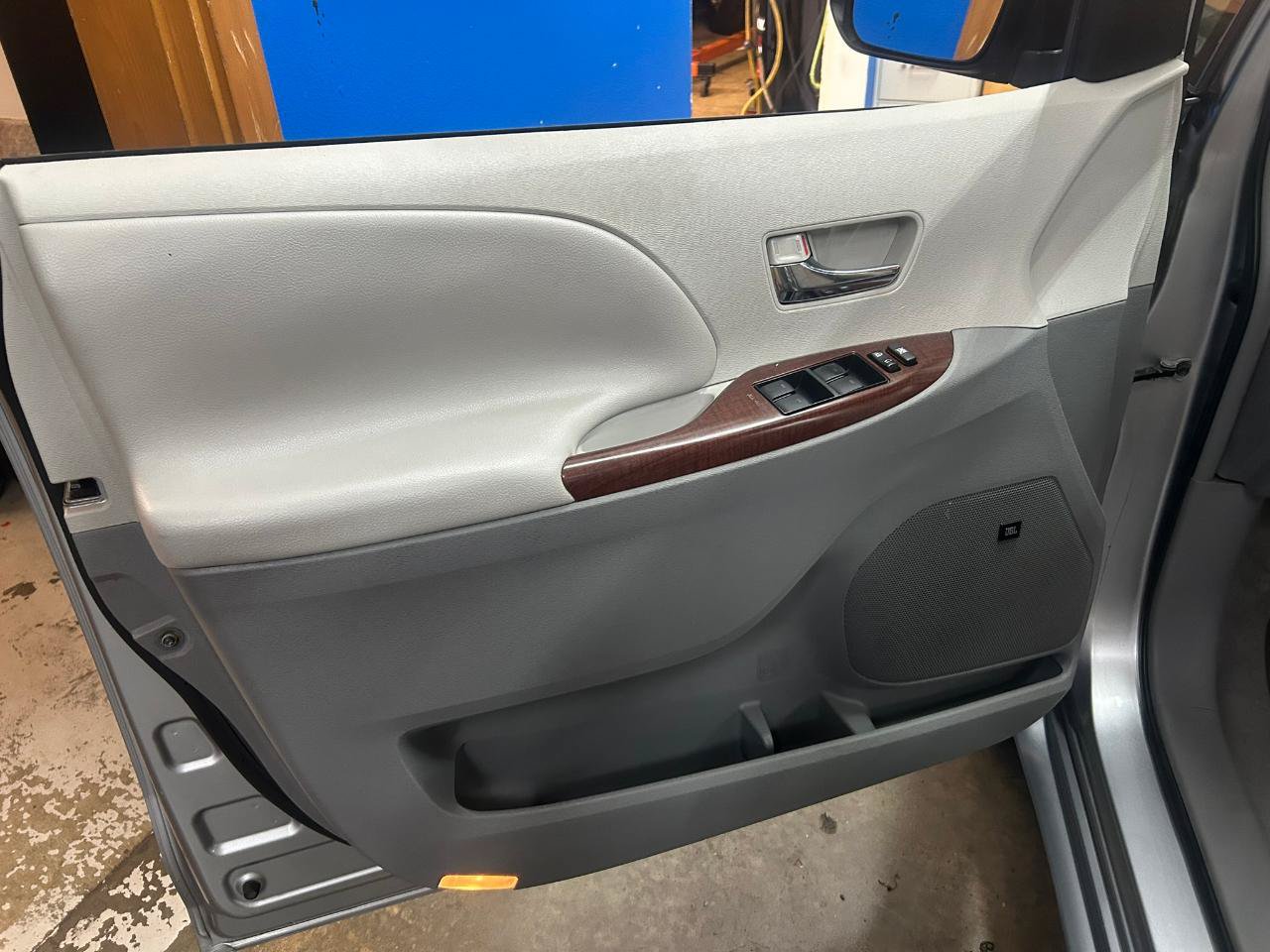 Used 2011 Toyota Sienna XLE w/ Premium Pkg AWD/4WD image 23