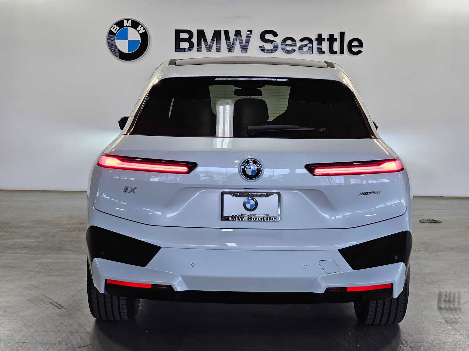 Used 2024 BMW iX xDrive50 w/ Premium Package AWD/4WD image 5