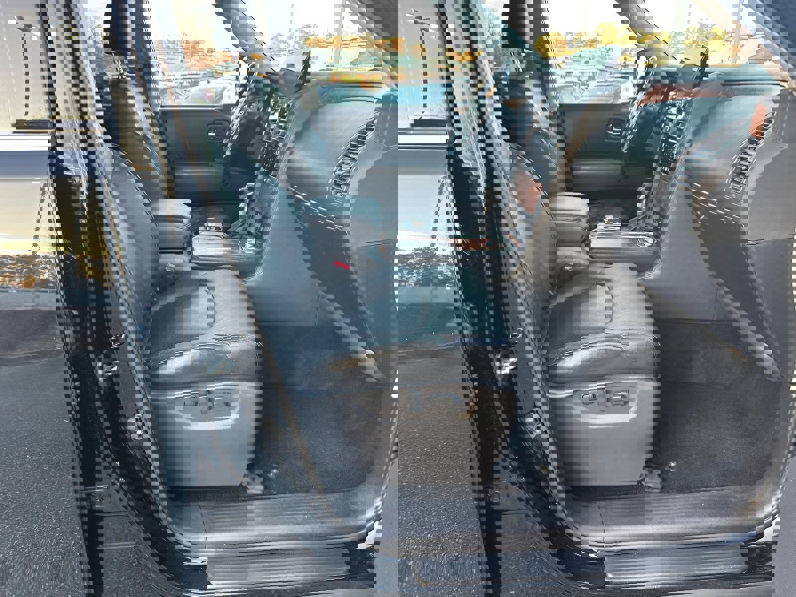 Used 2023 Nissan Armada SL w/ Captain's Chairs Package image 13