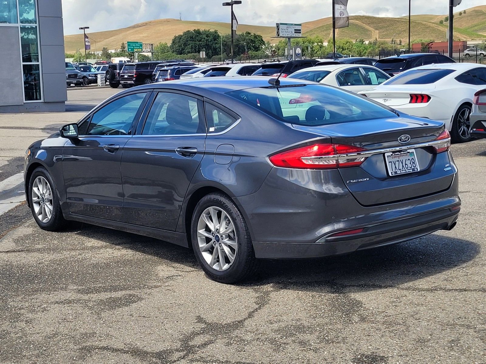Used 2017 Ford Fusion SE w/ Fusion SE Technology Package image 6