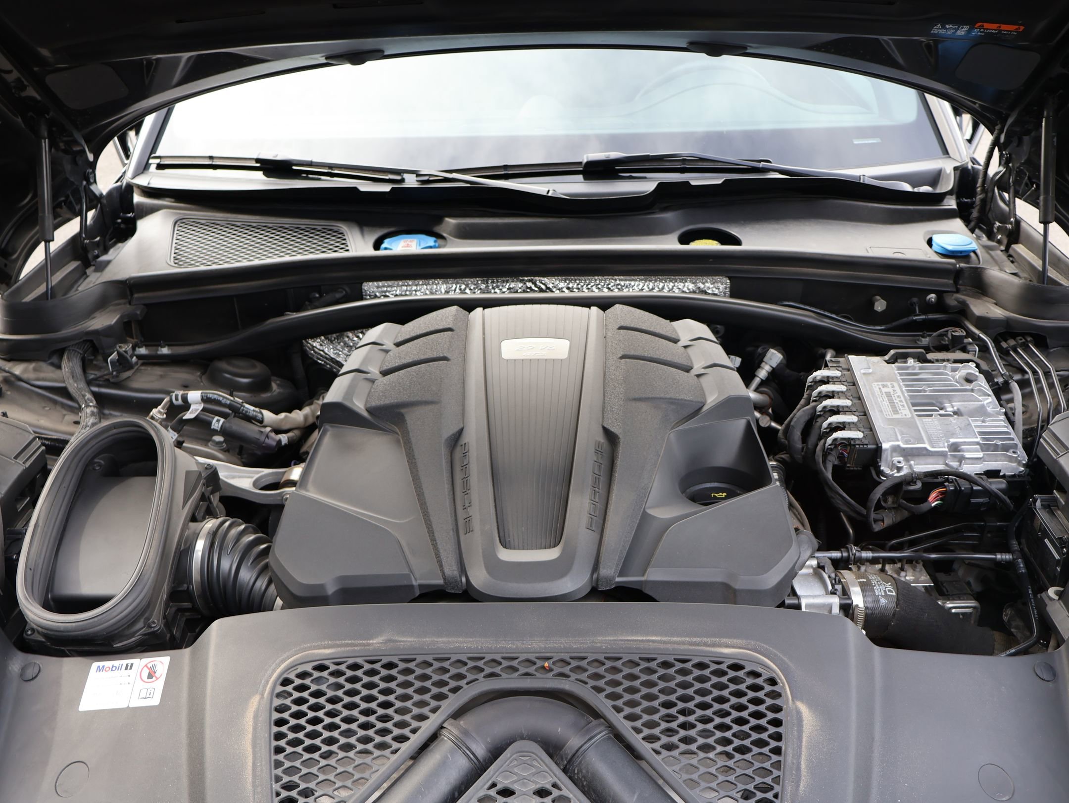 Certified 2024 Porsche Macan GTS image 29