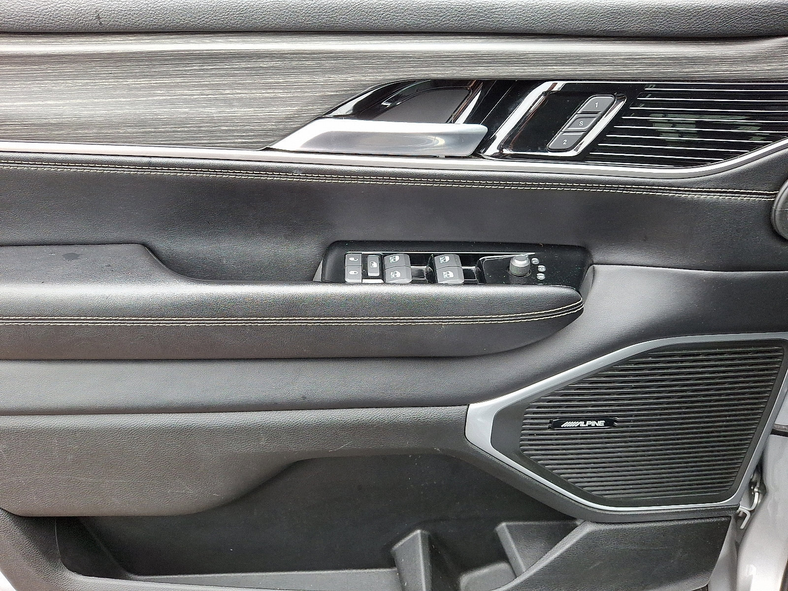 Used 2023 Jeep Wagoneer L Series II image 13