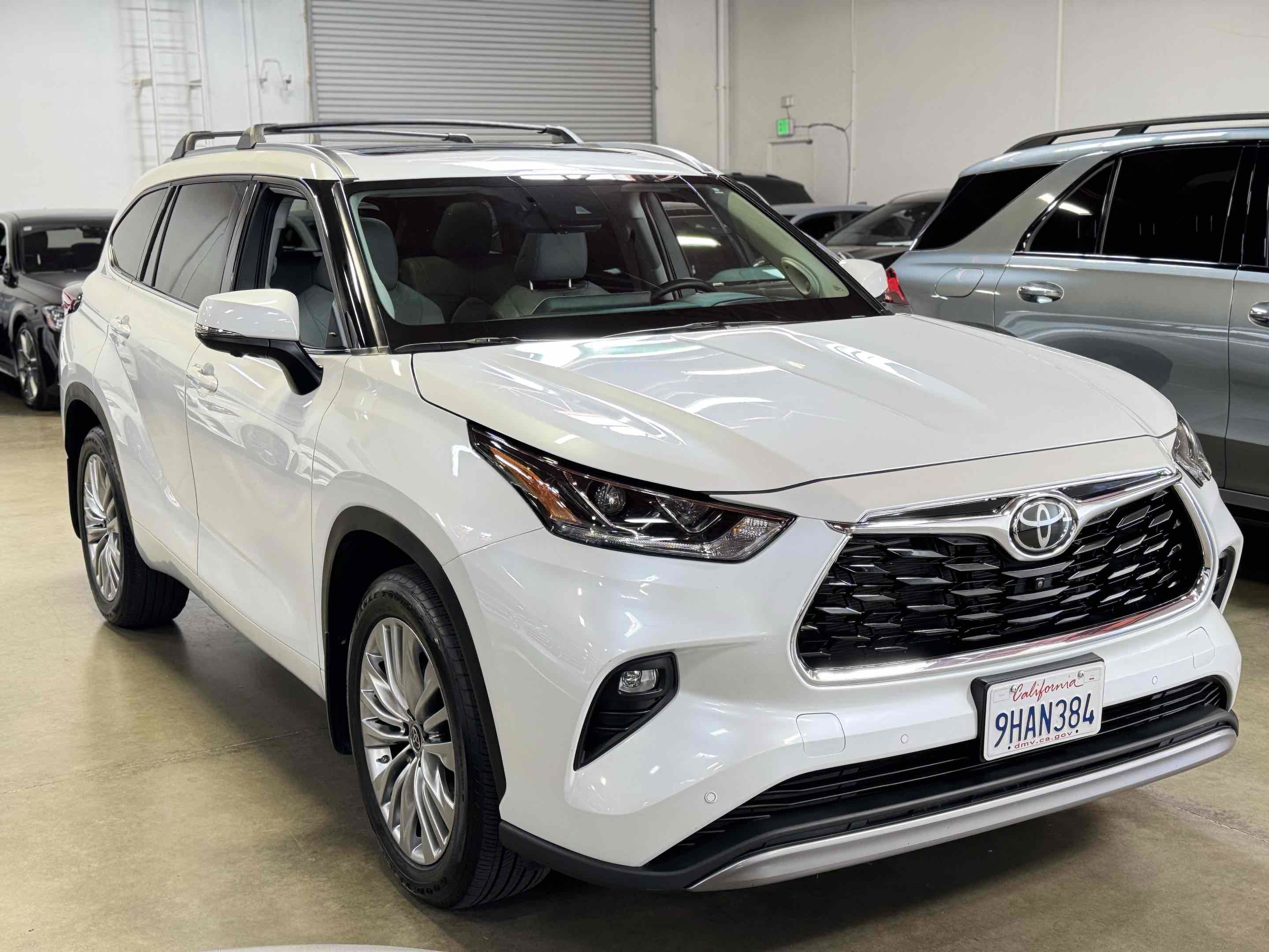 Used 2023 Toyota Highlander Platinum image 3