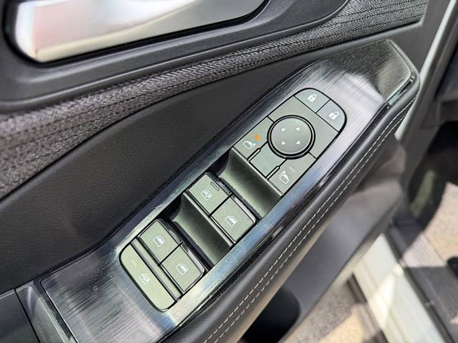 Used 2023 Nissan Rogue SV AWD/4WD image 11