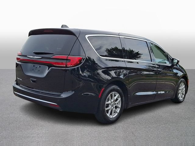 Used 2024 Chrysler Pacifica Touring-L FWD image 4