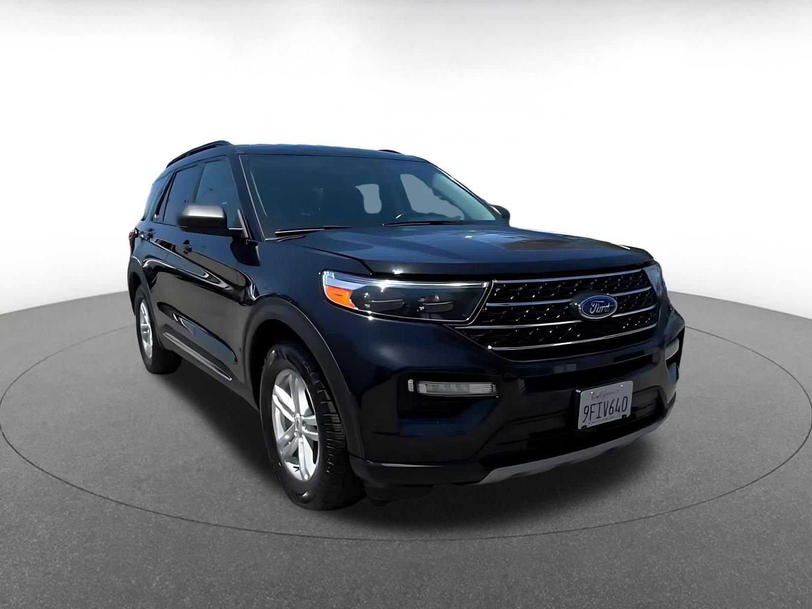 Used 2023 Ford Explorer XLT w/ Equipment Group 202A RWD image 3