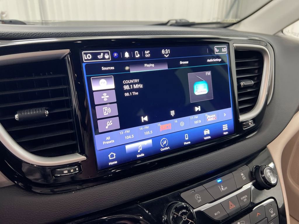 Used 2022 Chrysler Pacifica Touring-L FWD image 14