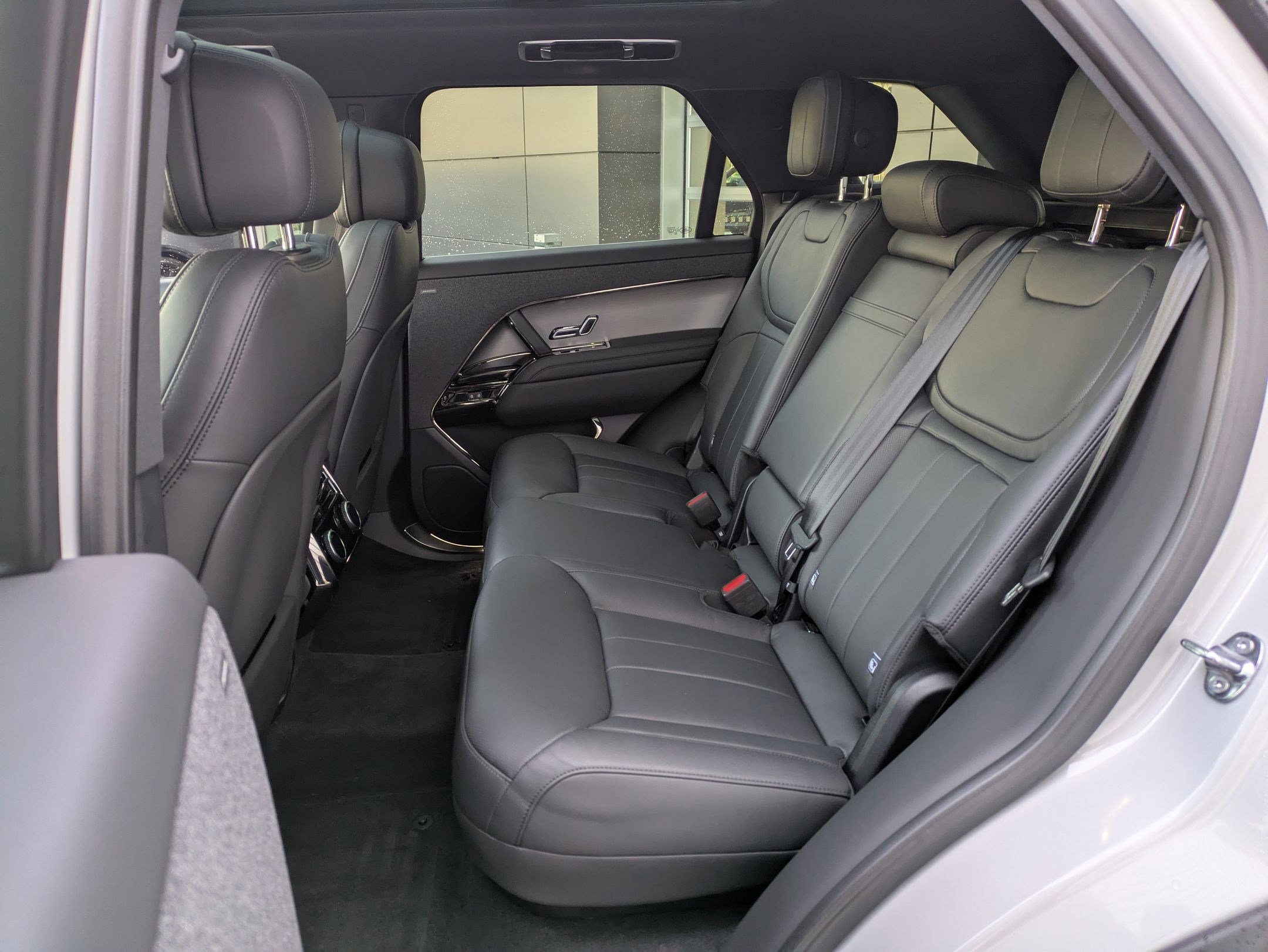 Used 2025 Land Rover Range Rover Sport SE image 30